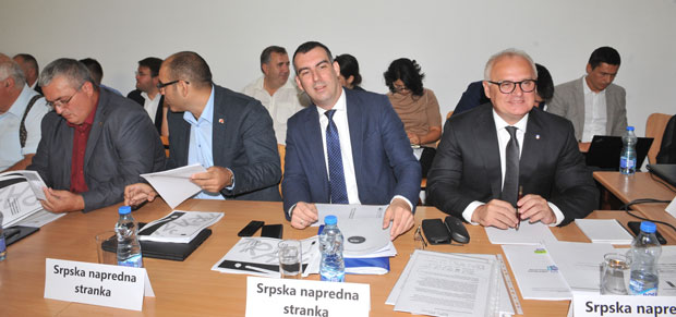 ОКРУГЛИ СТО НА ФПН: Договора нема, сад због РЕМ-а